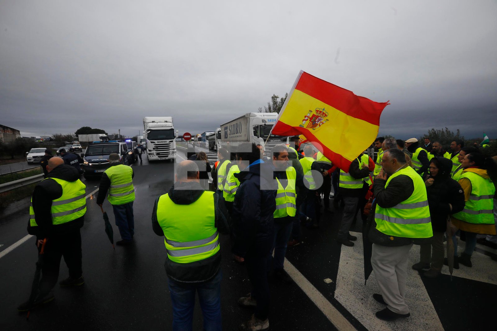 Los agricultores persisten en sus protestas con cortes de carreteras pese al mal tiempo | Imagen: EFE/Salas