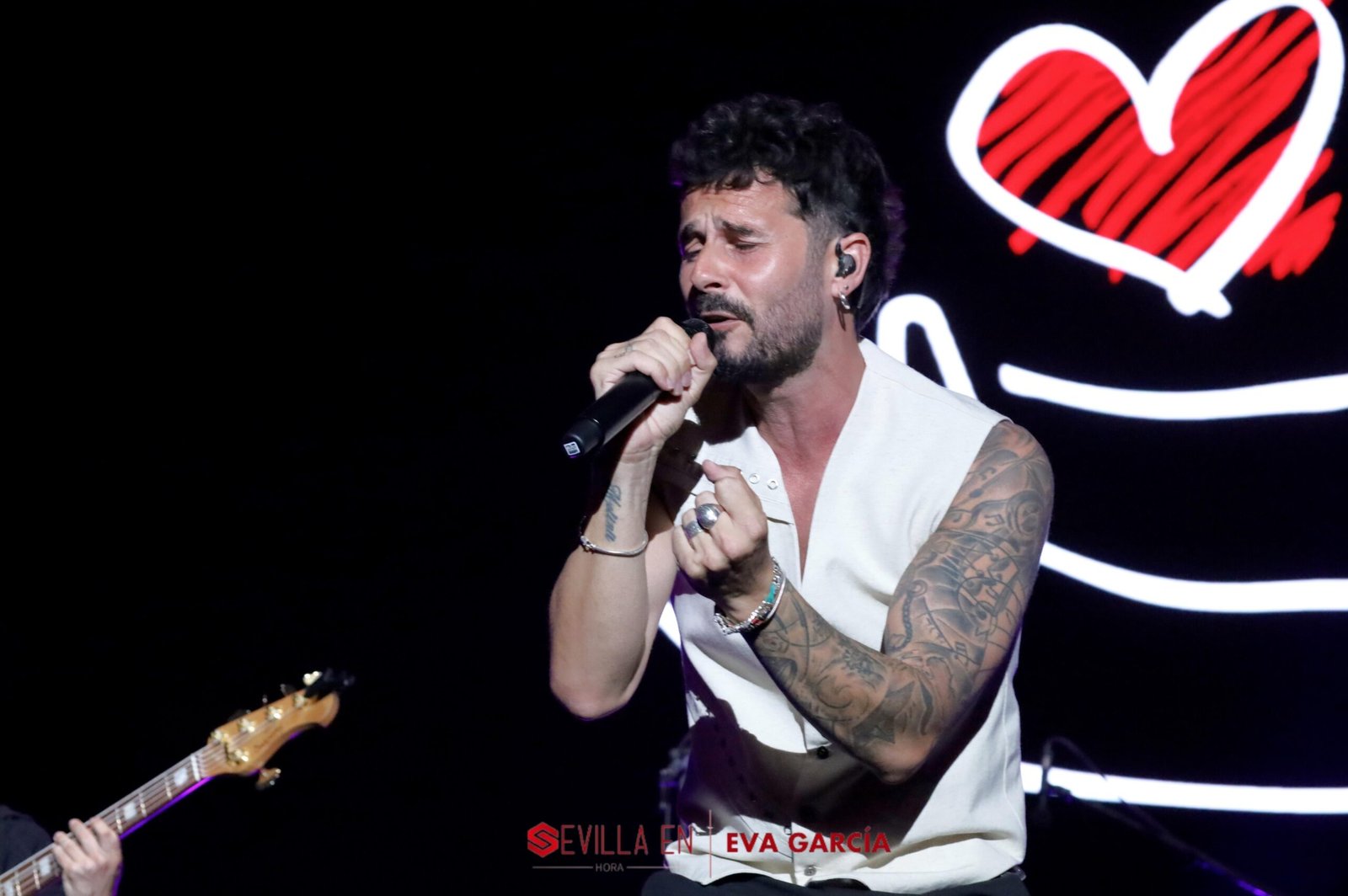 Antoñito Molina ilumina Sevilla en una noche icónica, pero calurosa