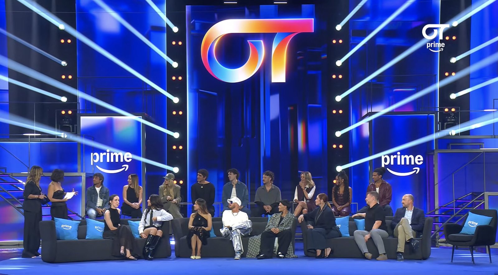 Nuevo plató de Operación Triunfo junto a su equipo de profesores, jurado y presentadoras.
