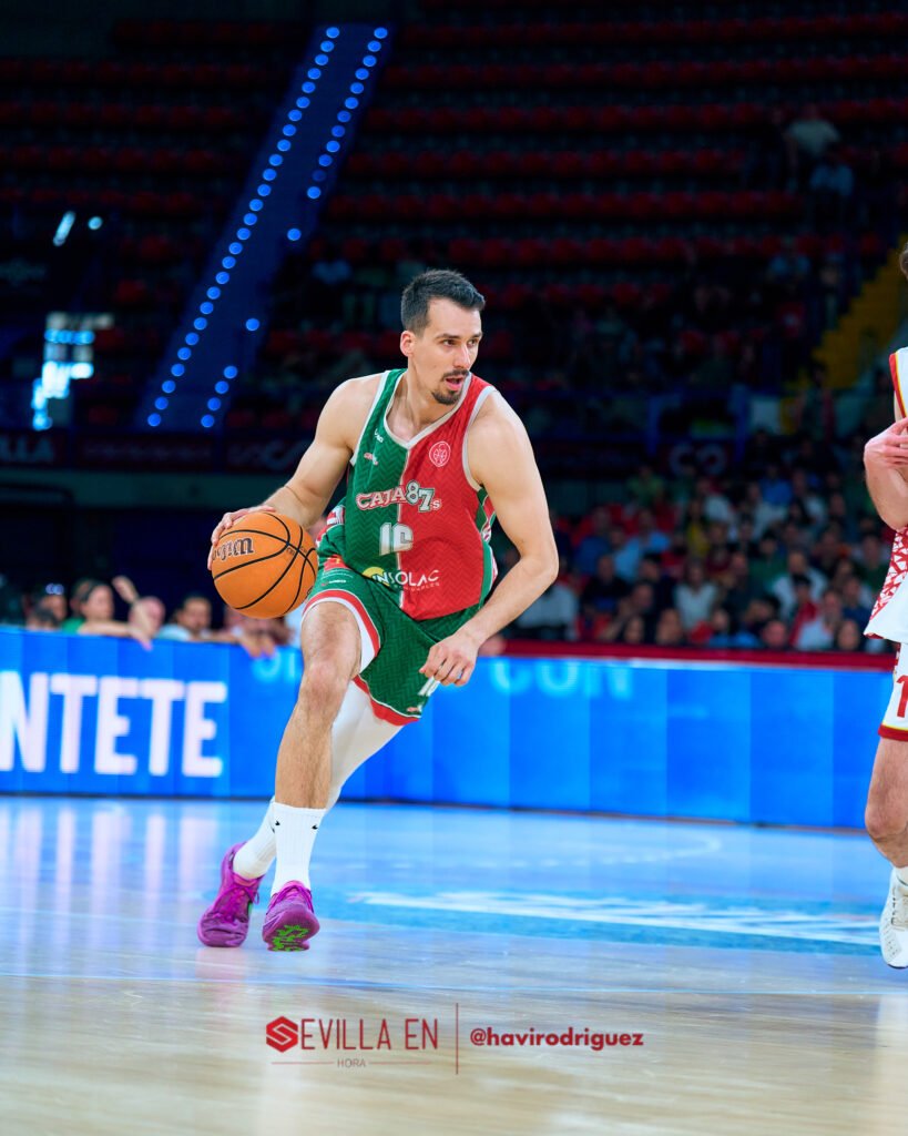 20260516_201005_9638_ILCE-7M4_Insolac-Caja-87-Basket-Spanish-Basketball-Academy_0297-SEH-4.5-300-px-WM-819x1024