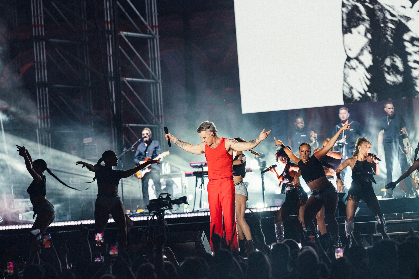 Ovaciones, emoción y grandes éxitos: Robbie Williams incendia Sevilla