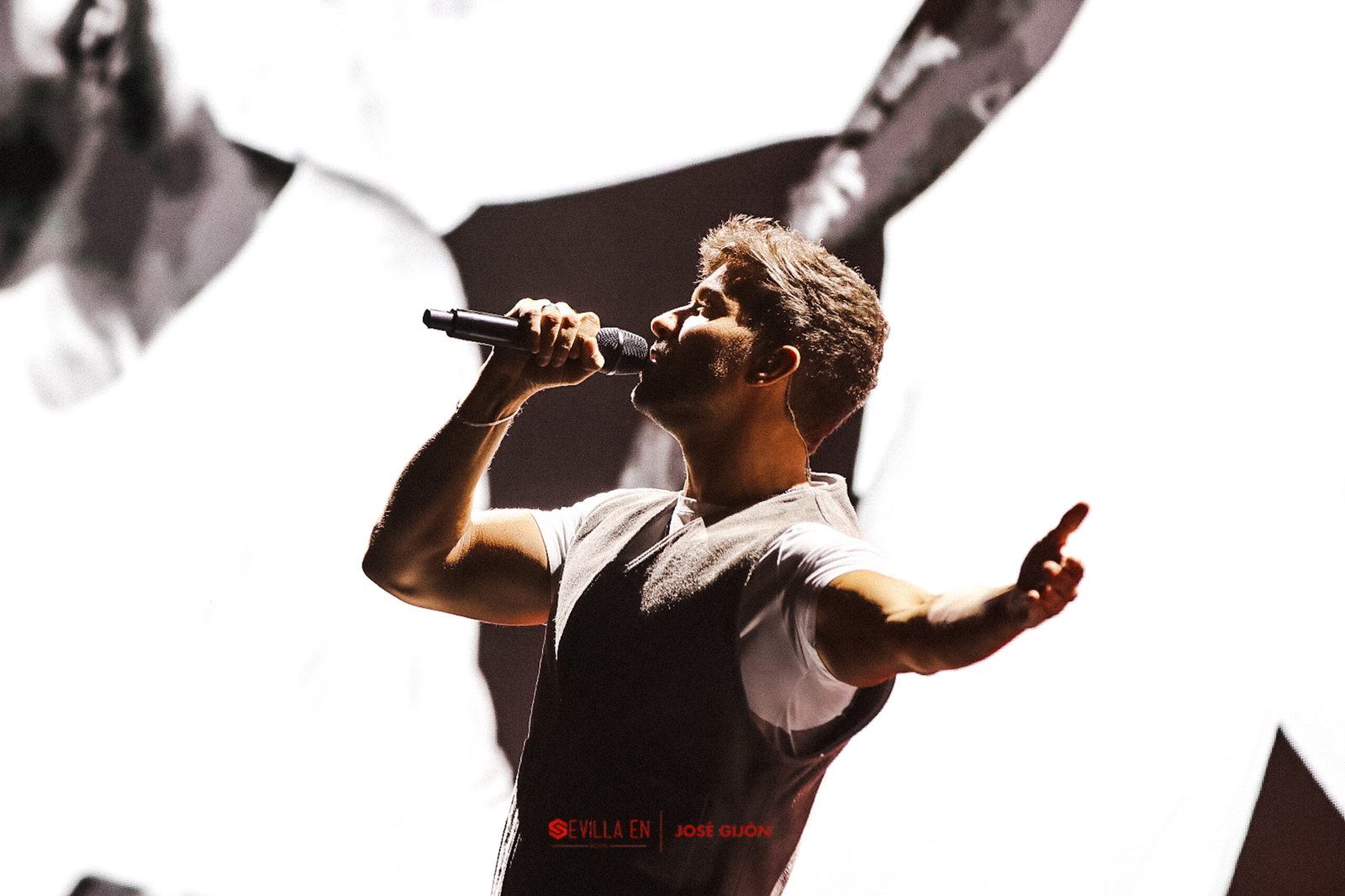 Entre lágrimas y aplausos: Pablo Alborán brilla con luz propia en el Icónica Santalucía Sevilla Fest