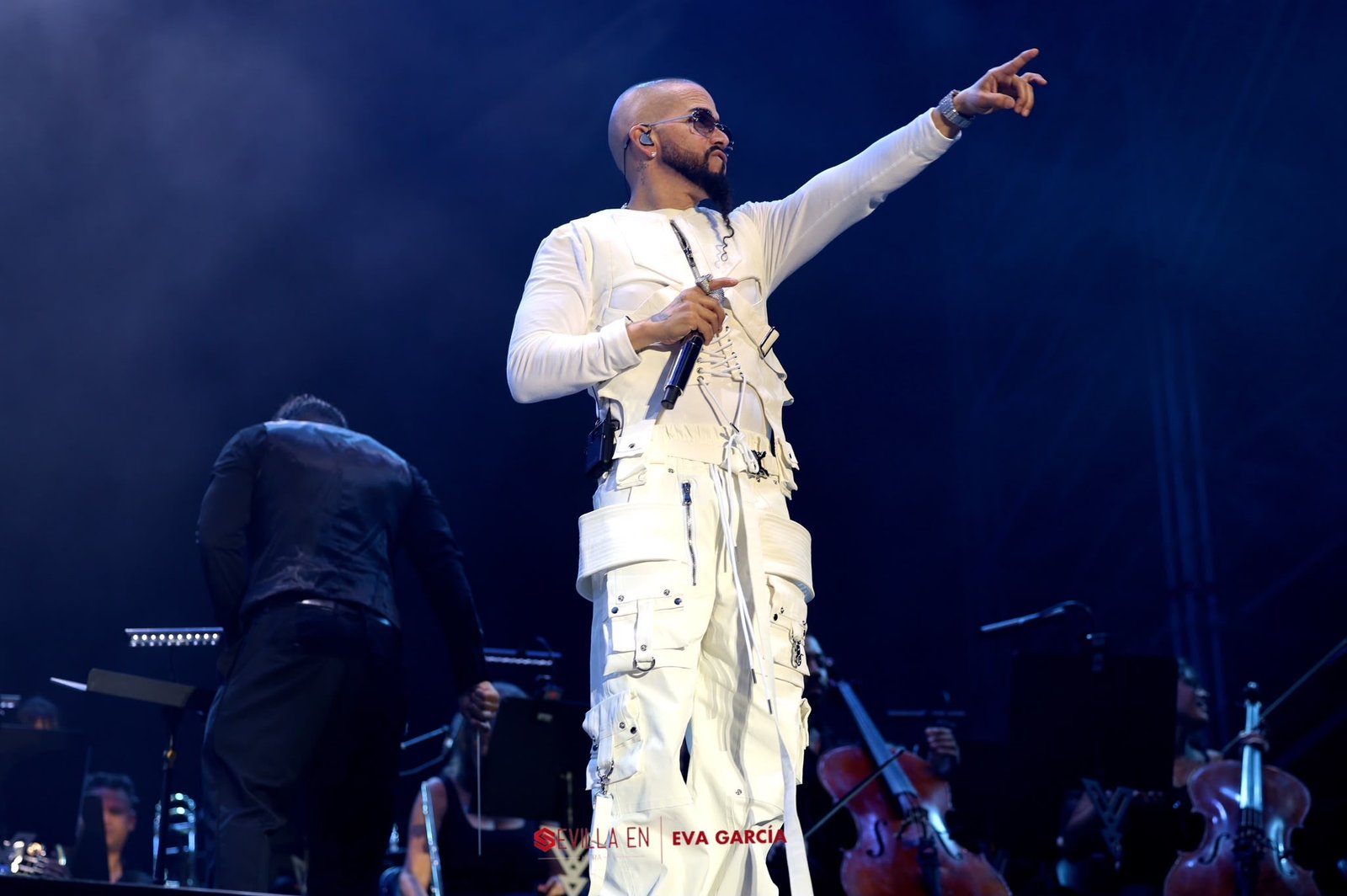 Yandel convierte la Plaza de España en un teatro urbano con su espectáculo sinfónico en Icónica Santalucía Sevilla Fest
