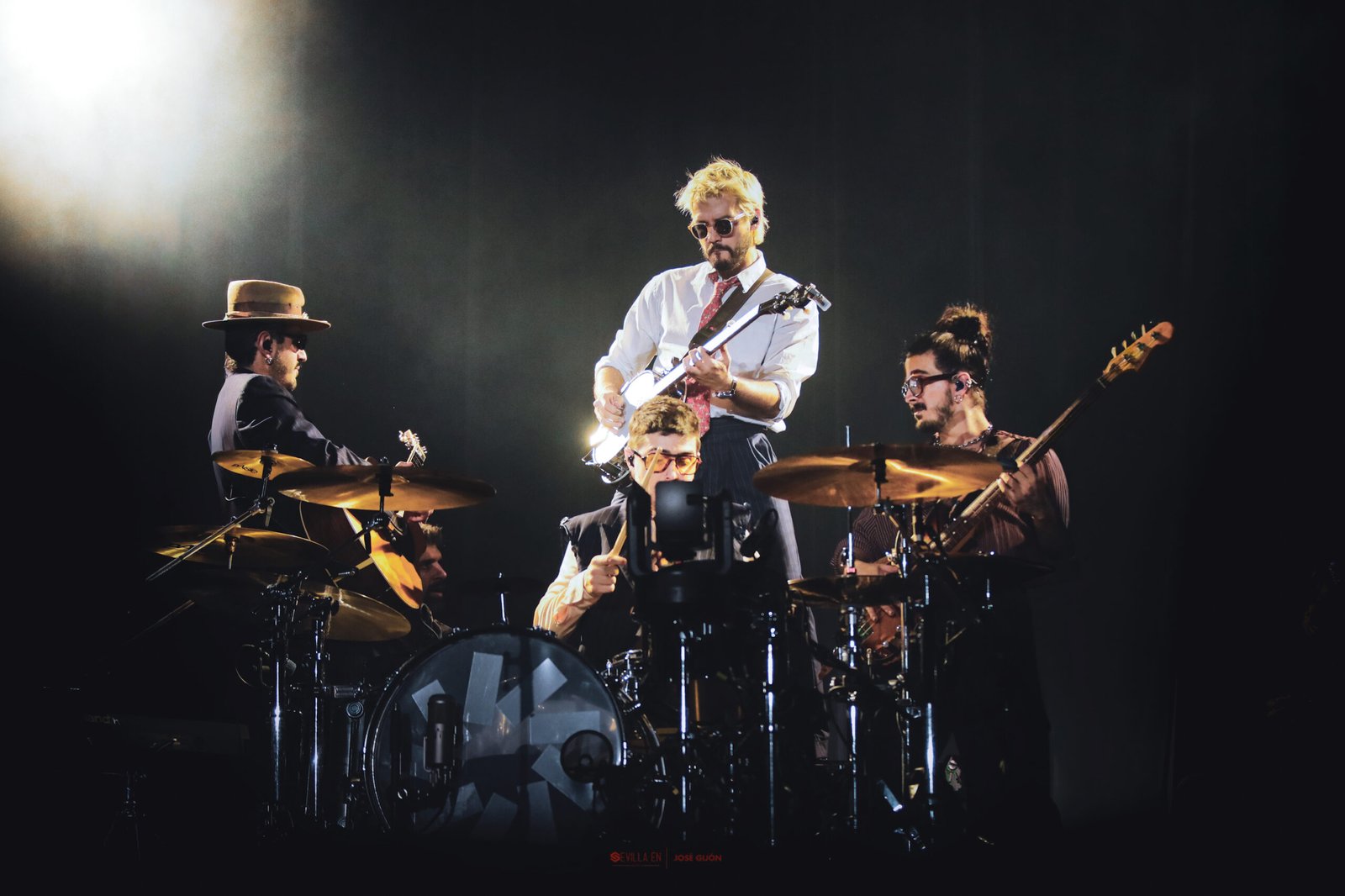 Morat convierte Sevilla en una fiesta de música, luces y emociones